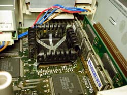 ヒートシンクの下にPowerPCがある、すぐ横が２次キャッシュ、その向こうがMacのROM