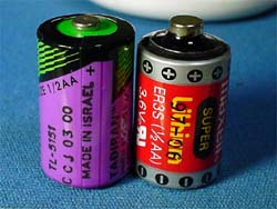新しい電池はイスラエル製、2000年3月製造だから、2003年までもつかな？？、古い電池は97年製でした